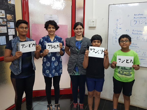 japanese-class-students-with-trainer